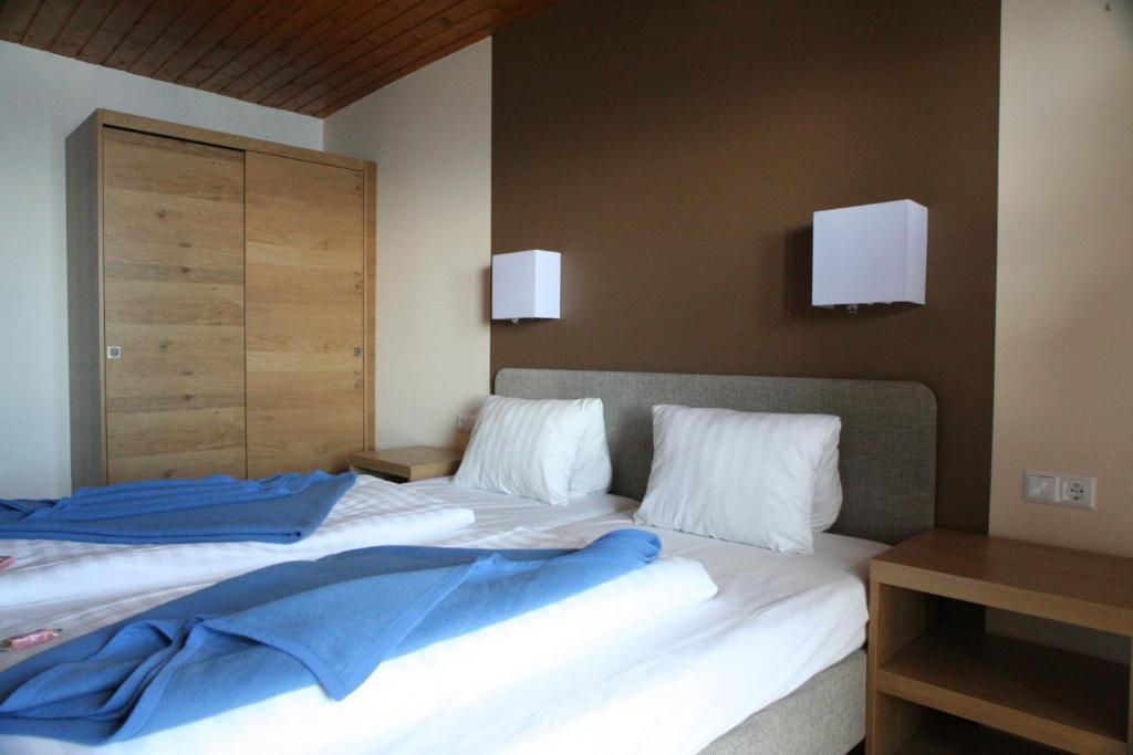 Sattleggers Alpenhof & Feriensternwarte Hotel Greifenburg Bagian luar foto