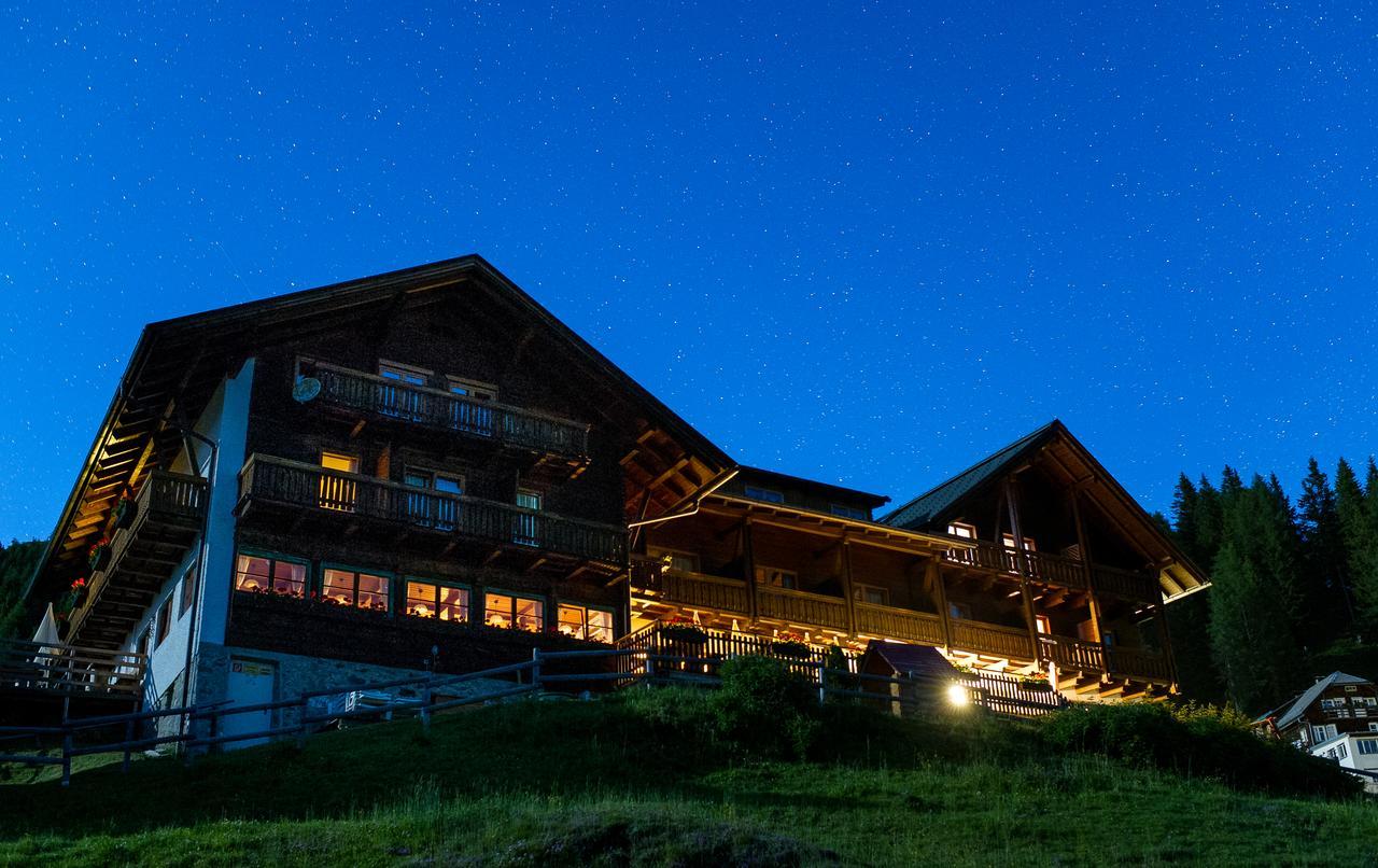 Sattleggers Alpenhof & Feriensternwarte Hotel Greifenburg Bagian luar foto