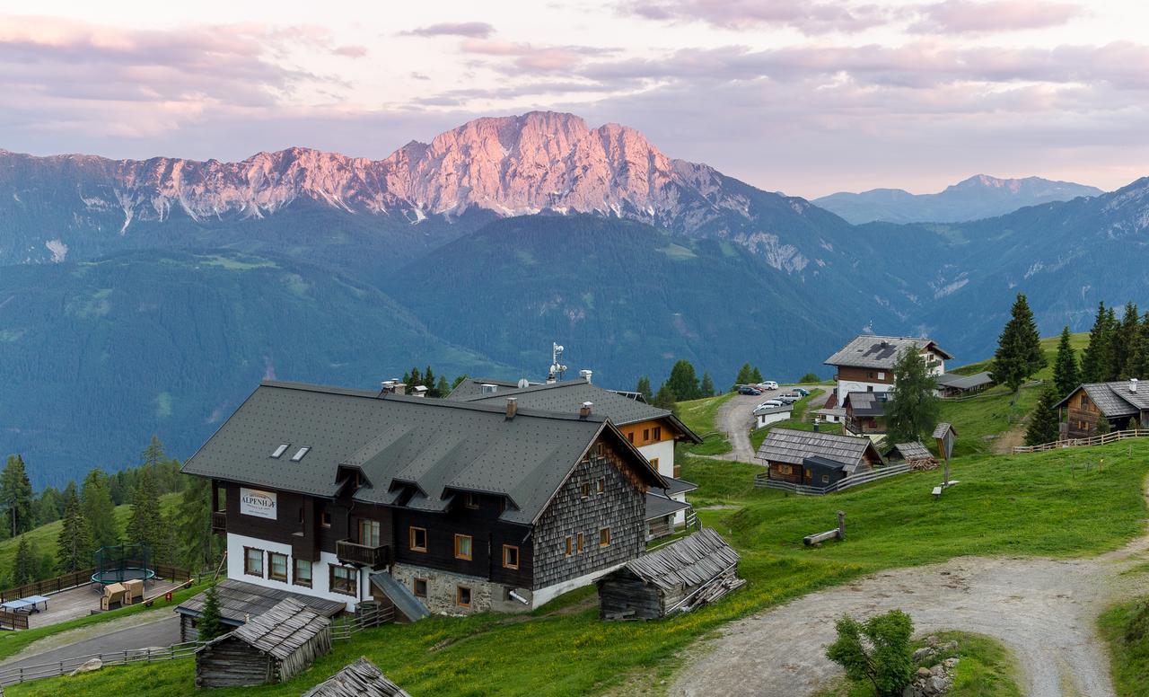 Sattleggers Alpenhof & Feriensternwarte Hotel Greifenburg Bagian luar foto